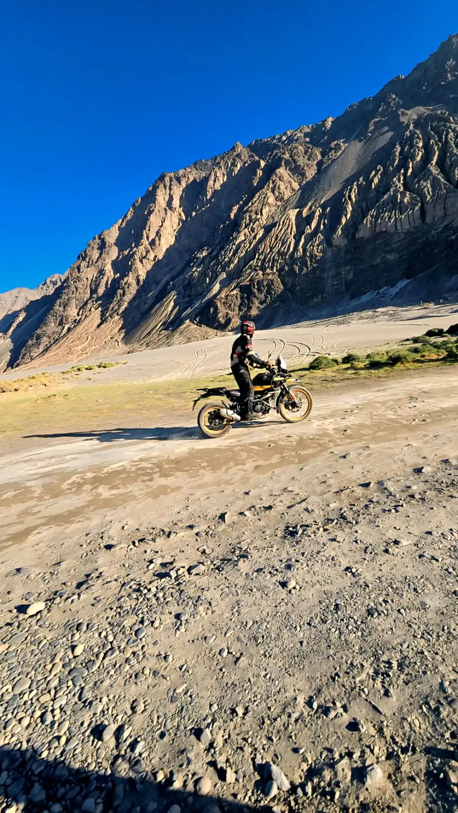 8 Days Adventurous Ladakh Circuit with Umling La & Tso Moriri